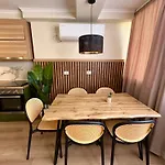 Stylish Near The Beach- Modern & Comfort *