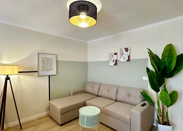 Stylish Near The Beach- Modern & Comfort